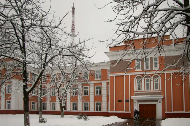 Кирпичное здание учреждения зимой